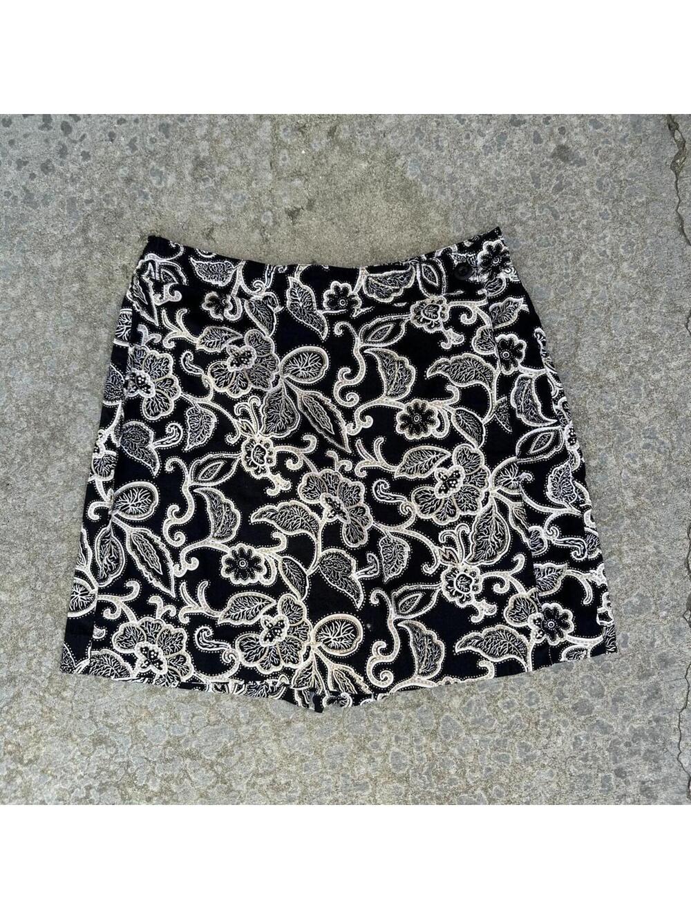 90s White Stag Stretch Ladies Black & White Floral Print Sort (L)